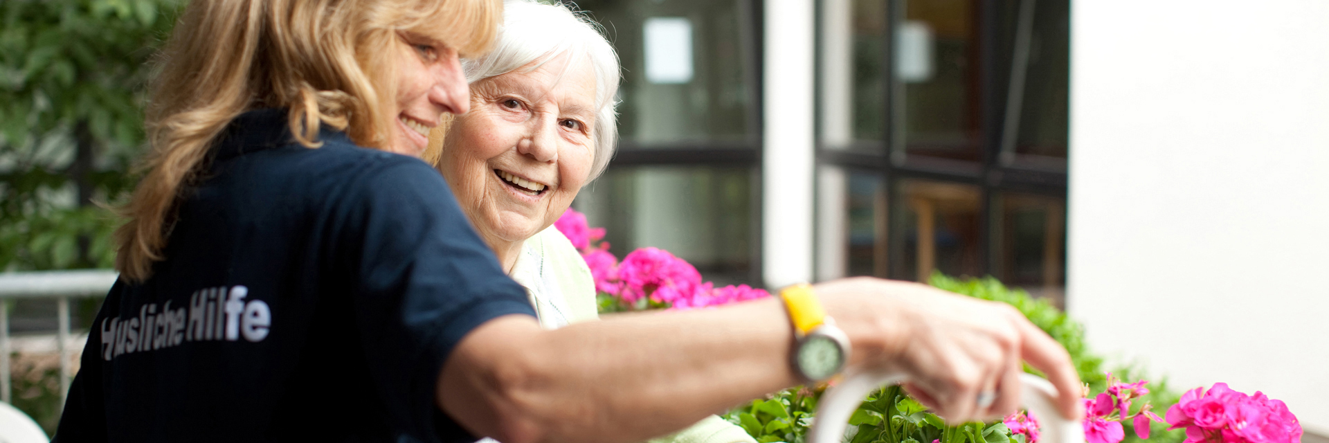 2 Frauen schauen lächelnd in die Kamera