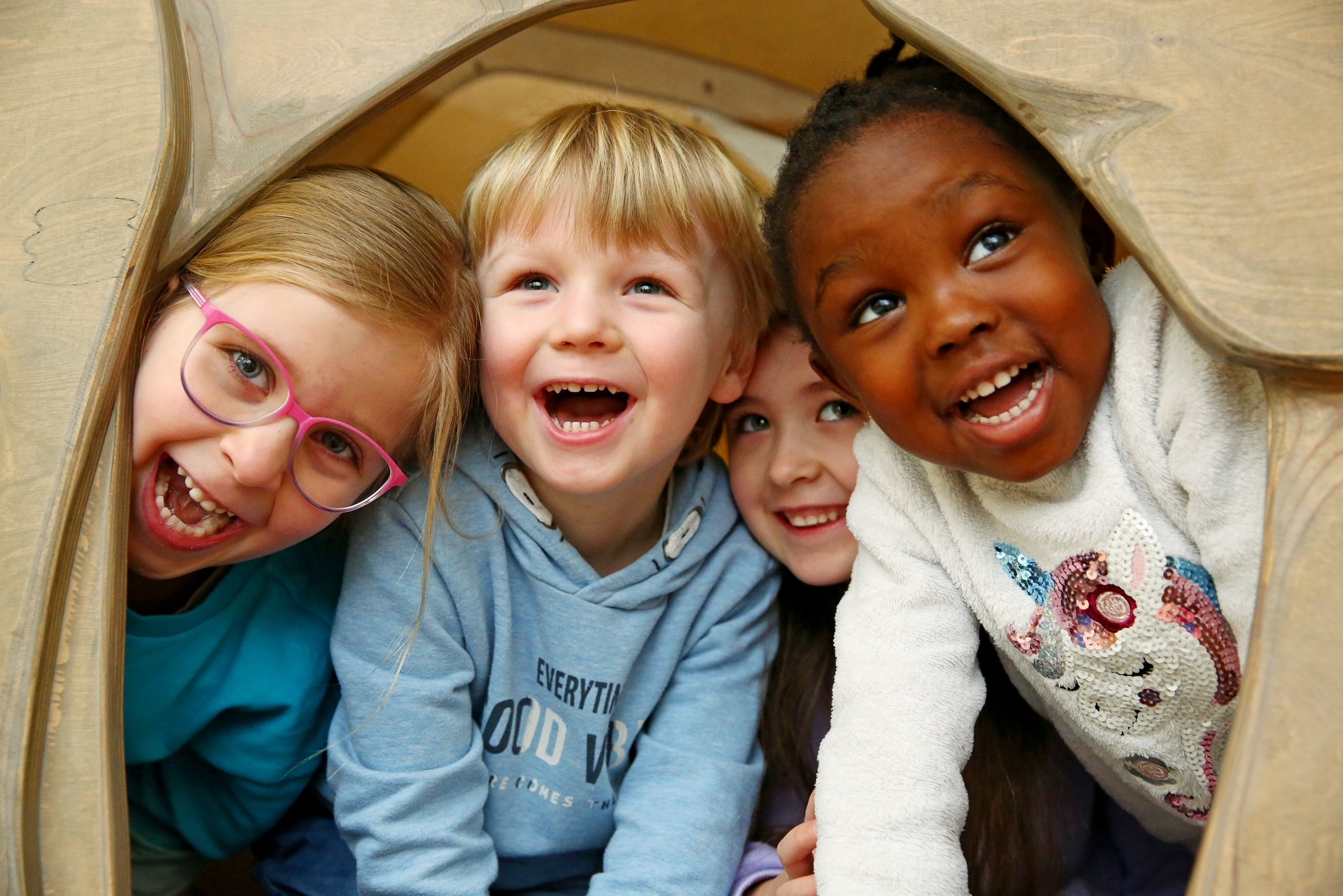Kinder und Jugendliche bei einer gemeinsamen Aktivität
