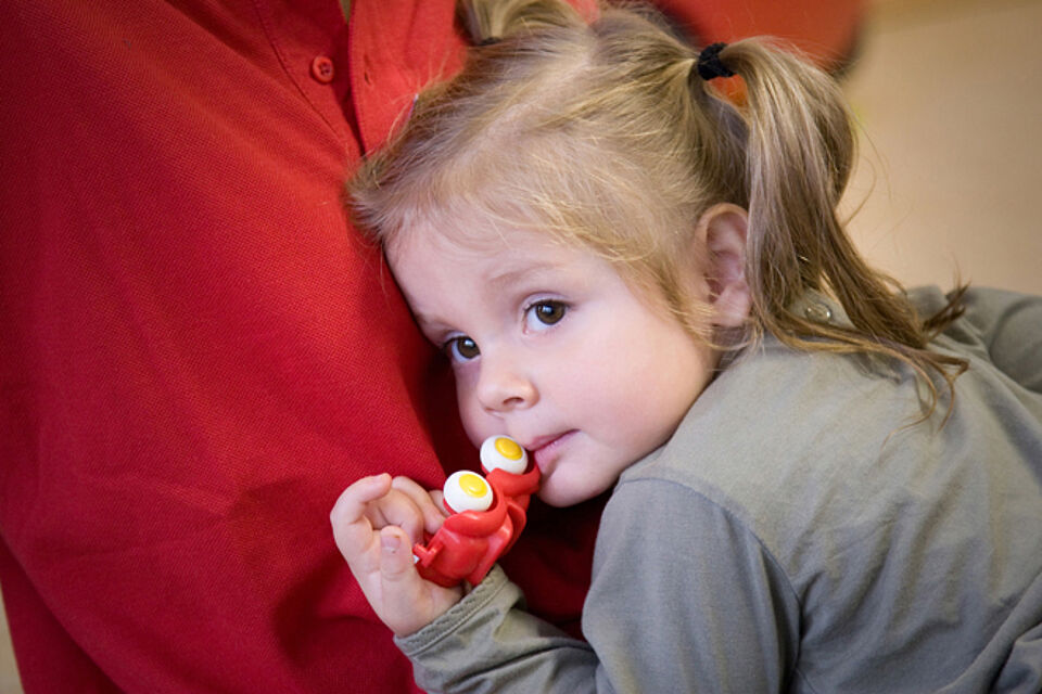 Ein junges Mädchen mit einem Spielzeug in der Hand